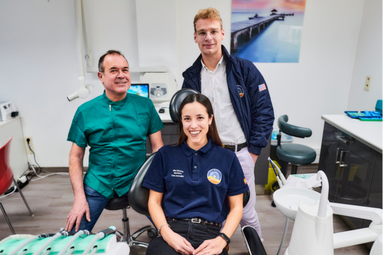 Zahnarzt Dr. Dirk Neefs mit Alba Sanchez-Montalvo (Immunologin und Doktorandin) und Romain Maddox (Physiker) (v.l.n.r.) beim aMMP-8 Speicheltest. Crew-Commander Romain Maddox (Physiker) und Crew-Journalistin Alba Sanchez-Montalvo (Immunologin und Doktorandin) nahmen die Auszeichnung bei einer wissenschaftlichen Konferenz des Gesundheitssenats auf Schloss Bensberg bei Köln entgegen.