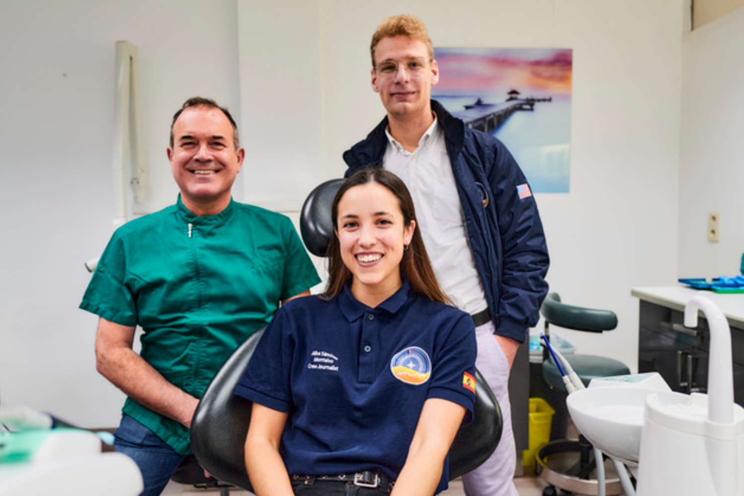 Zahnarzt Dr. Dirk Neefs mit Alba Sanchez-Montalvo (Immunologin und Doktorandin) und Romain Maddox (Physiker) (v.l.n.r.) beim aMMP-8 Speicheltest. Crew-Commander Romain Maddox (Physiker) und Crew-Journalistin Alba Sanchez-Montalvo (Immunologin und Doktorandin) nahmen die Auszeichnung bei einer wissenschaftlichen Konferenz des Gesundheitssenats auf Schloss Bensberg bei Köln entgegen.